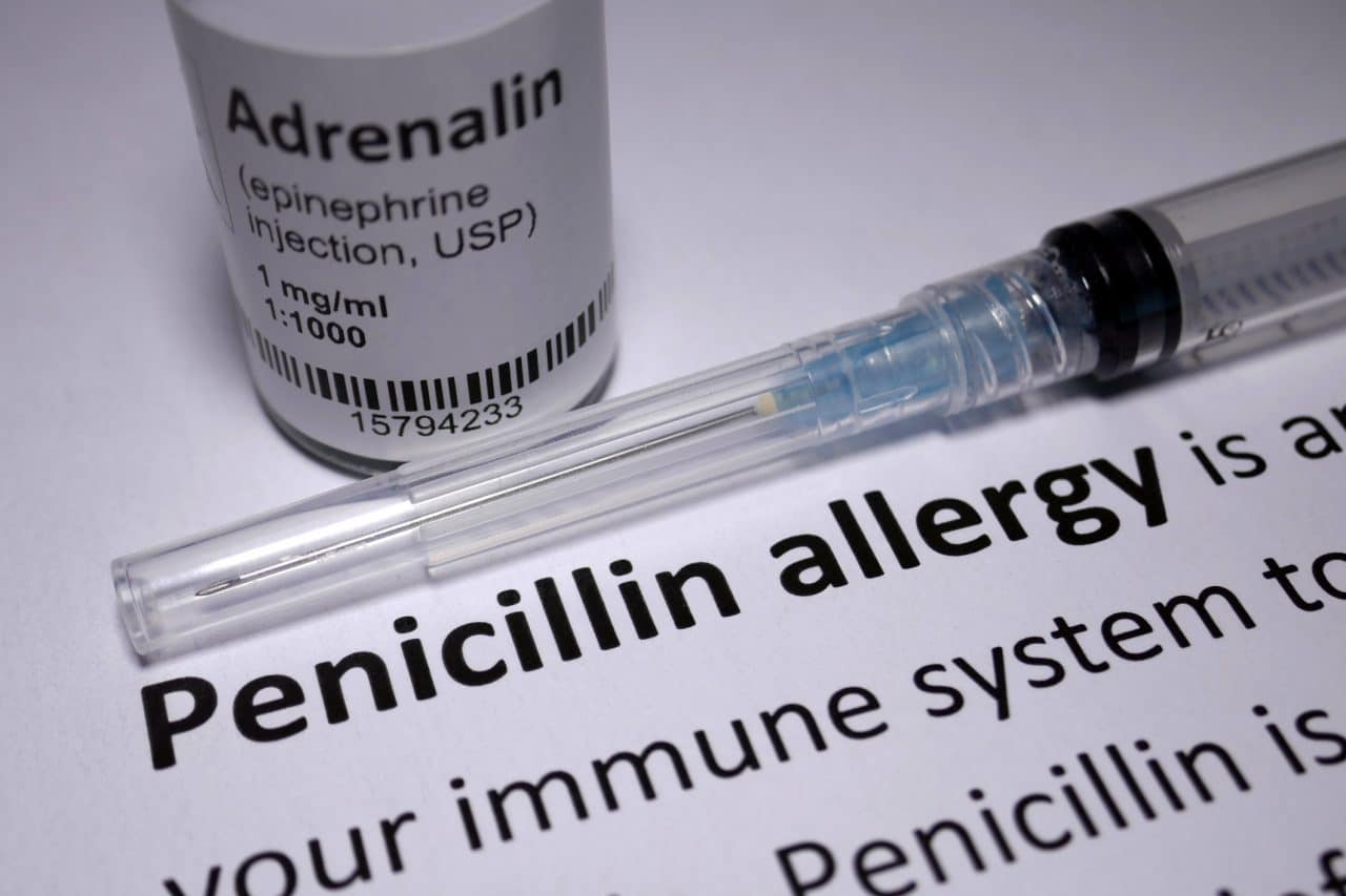 Penicillin Allergy note and an anaphylactic shock needle